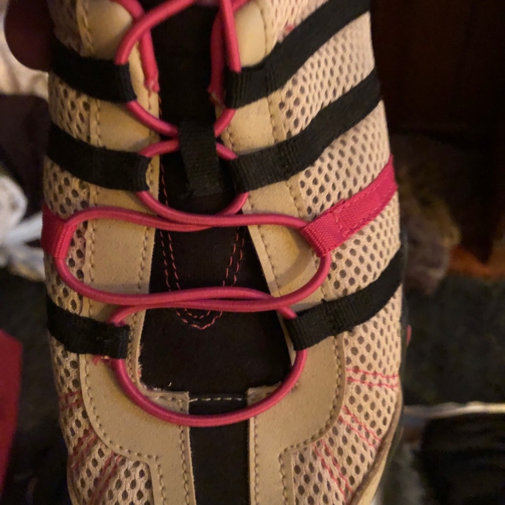 Tennis shoes